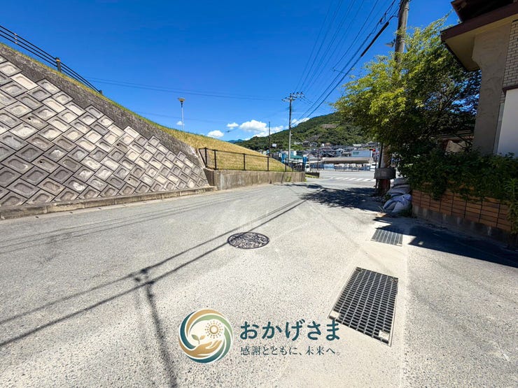 【前面道路】
前面道路は舗装されており見通しも良好。青空と緑の山並みが広がるのどかな住環境です。