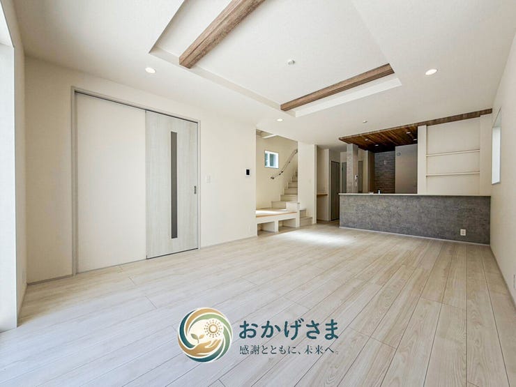 【リビング】
見せ梁と折り上げ天井が空間に奥行きを生む広々リビング。小上がりのタタミコーナーも備わっています。