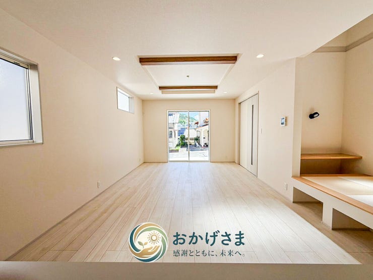 【リビング】
奥行きがあり開放感に満ちたLDK空間。明るいカラーのフローリングがお部屋全体をパッと明るく見せます。