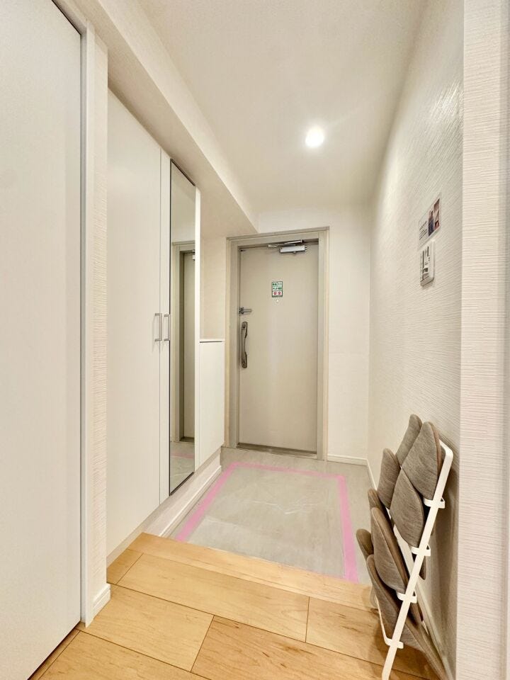 住まいの第一印象を彩る玄関。明るく清潔感のある空間が、ご家族や訪れる方を気持ちよく迎えてくれます。
玄関に続くホールには、間接照明付きのカウンターがあり、使い勝手も◎