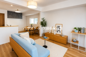 開放感あふれるLDKのプランです。やさしい陽光が差し込む空間で、日々の生活に温かさと安らぎが生まれます。