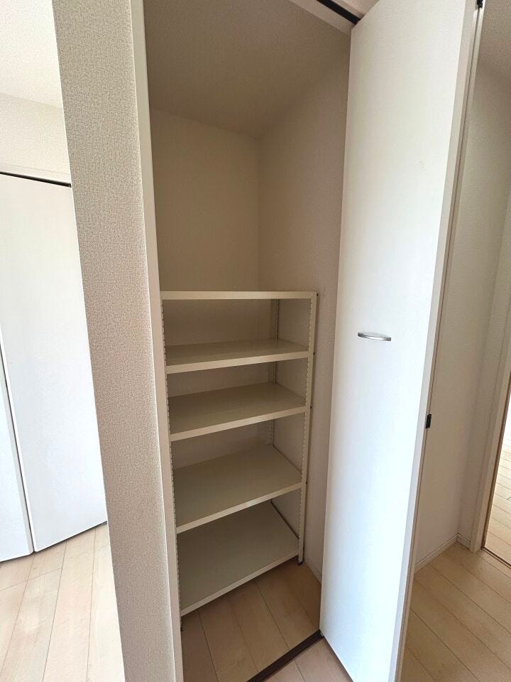 廊下収納もございます。可動棚仕様で日用品や掃除用品の保管に便利ですね。