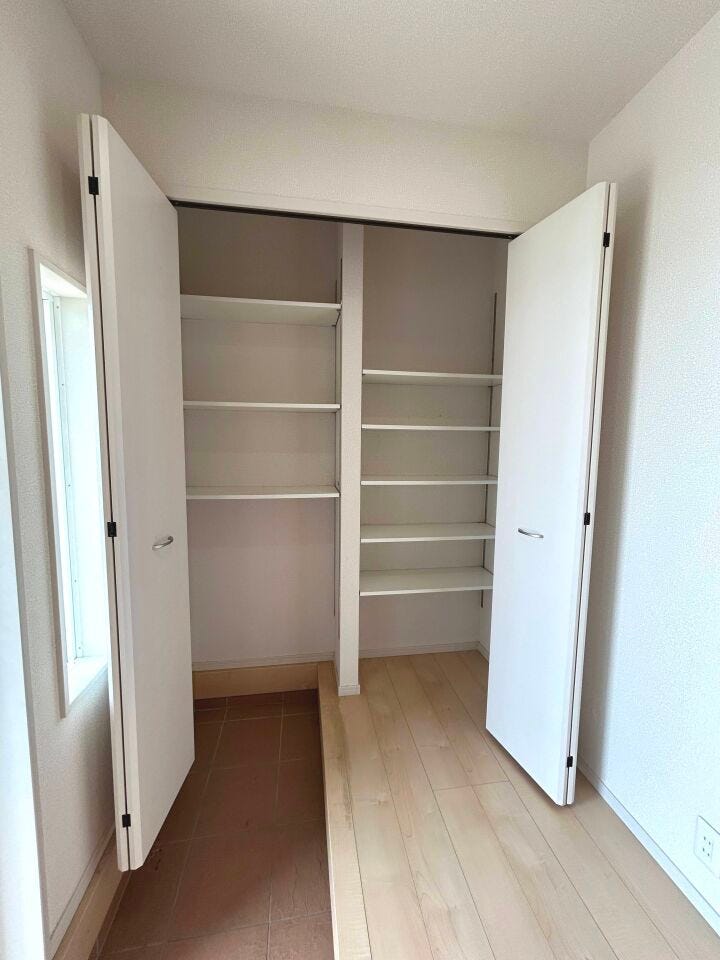 収納を設置した玄関。ご家族みんなの履物やアウトドア用品も保管できます!