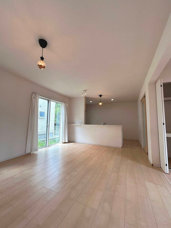 16帖のリビング。お部屋全体に陽光差し込む明るいお部屋です。