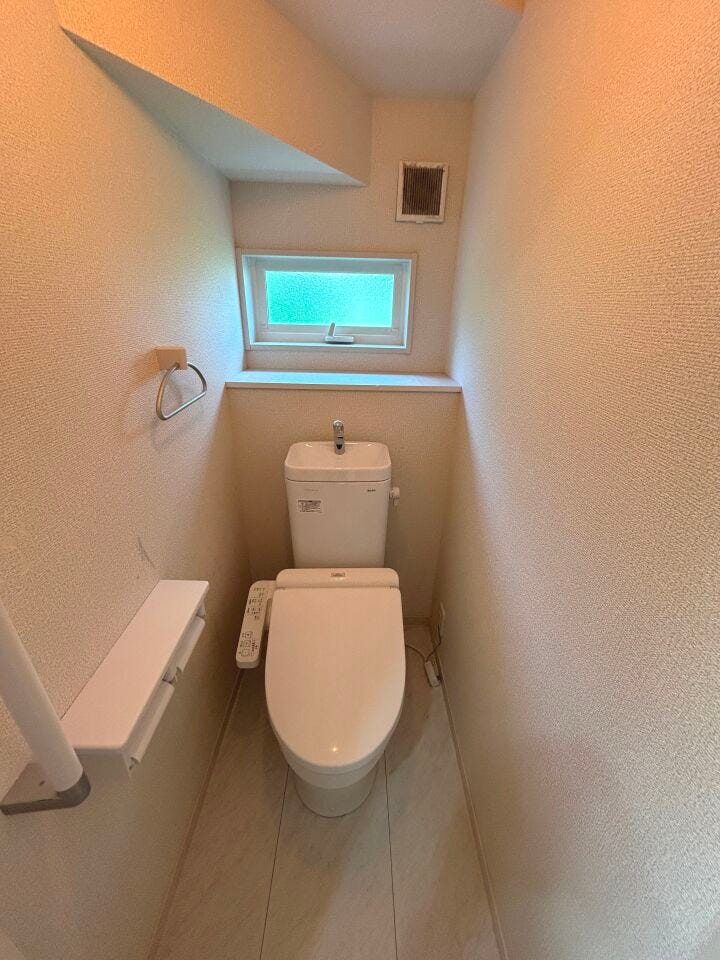 温水洗浄便座付トイレ。各階トイレで混雑時も安心です。