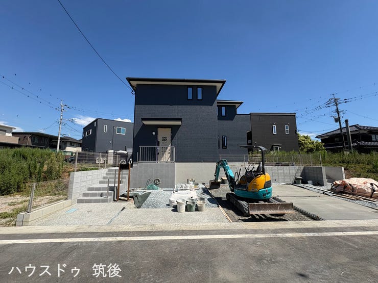 【JR西牟田駅 徒歩8分】敷地60坪超のゆとりある敷地に建つオール電化住宅です。北西側公道幅員6mに接道し、お車の出し入れもスムーズ。天井高2.7mの開放的な空間設計魅力の4LDKプランです。