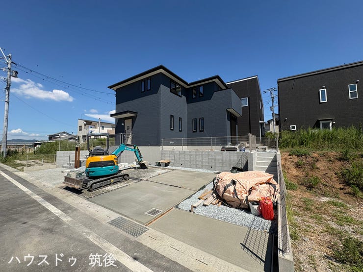【敷地60坪超・車2台駐車】黒を基調としたスタイリッシュな外観デザインです。前面道路は幅員6mあり視界が開けています。西牟田小学校エリアでお探しの方にもおすすめ。お気軽にお問い合わせください。