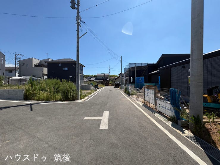 【北西側前面道路】幅員約6.0mの北西側公道に接道した現地写真です。道路幅にゆとりがあり見通しも良いため、すれ違いやお車の出し入れもスムーズに行えます。周辺の落ち着いた住環境も魅力です。
