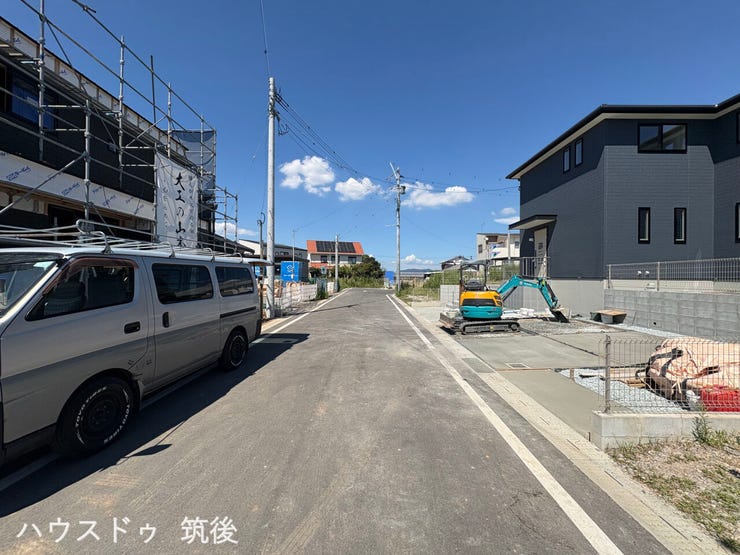 【幅員6m道路・車2台駐車】前面道路はゆったりとした幅員約6.0mを確保。前面に視界を遮るものがなく快適に通行していただけます。