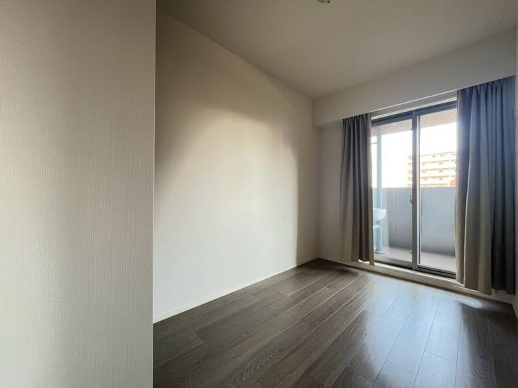 洋室(4.5帖)
こちらの部屋からバルコニーに出入り可能です~