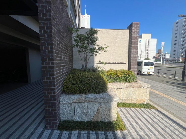 外観には樹木もあり素敵です◎