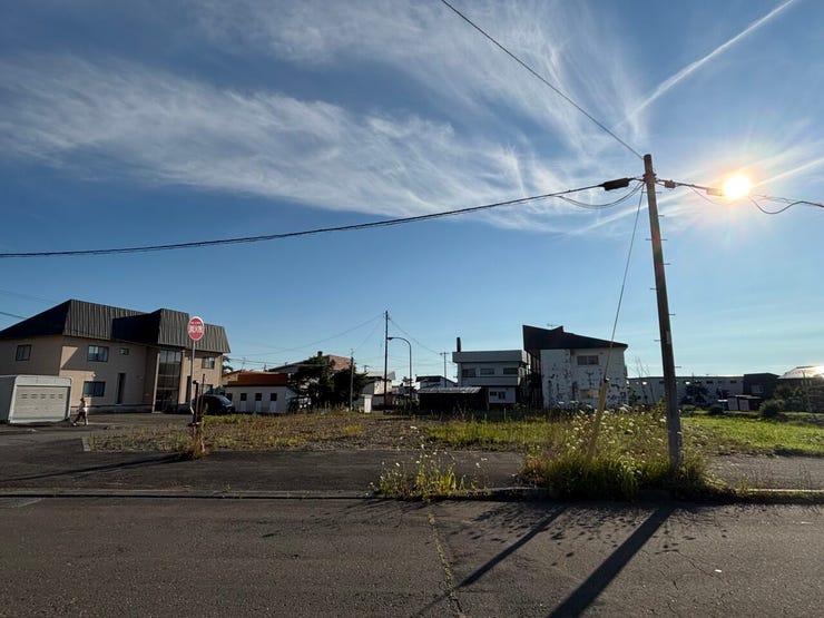 《外観写真》
前面道路、間口に余裕がある形状の土地です。