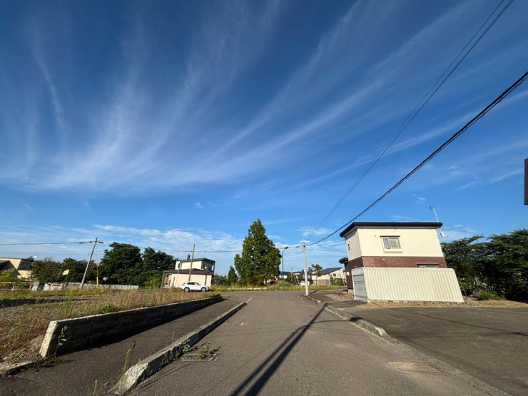 《外観写真》
前面道路の様子です。