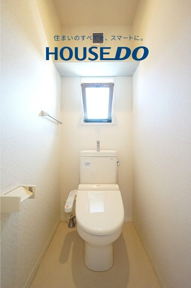 背面に窓があるので、光を沢山取り入れることのできる明るいトイレになっております♪