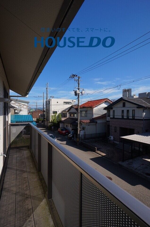 南向きのバルコニー。日当たりのよい住宅エリアですので、多くの陽光が降り注ぎ、室内には陽だまりを生み出してくれます!