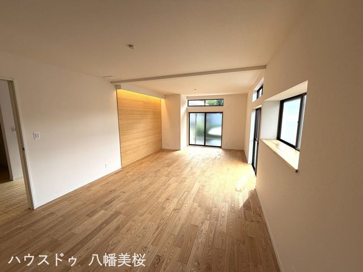 【リビング】
フルリフォーム済み♪キッチン・浴室・洗面・トイレなどの水回りやフローリング・クロスなどすべてリフォーム済みで新築同然となります♪アイアンキッチンや明るいフローリングをぜひ現地にて体感ください♪