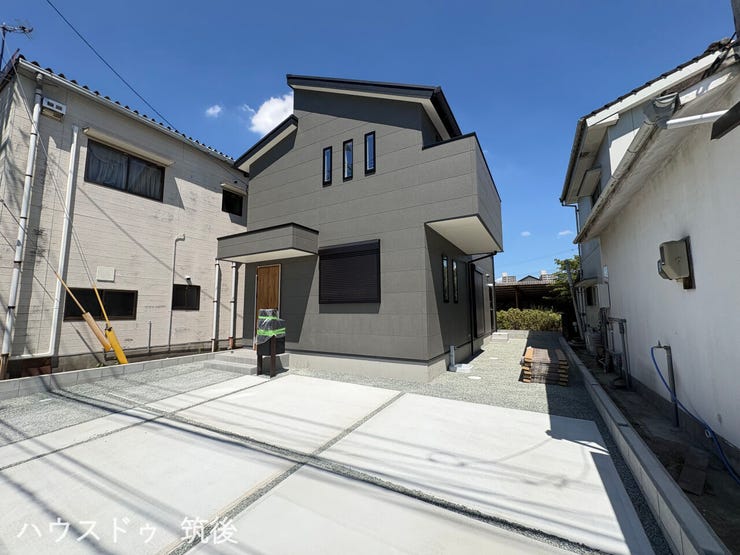 【荒木小エリア・8月完成予定】スタイリッシュな外形が際立つ建築中現地写真です!JR荒木駅徒歩8分と通勤通学にも便利です。現地見学のご予約もお待ちしております。
