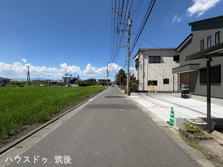 【西側前面道路】幅員約5.2mの西側公道に面した現地写真です。見通しが良くすっきりと整備された道路で、お車の出入りやすれ違いもスムーズに行えます。のどかで落ち着いた住環境も魅力のロケーションです。