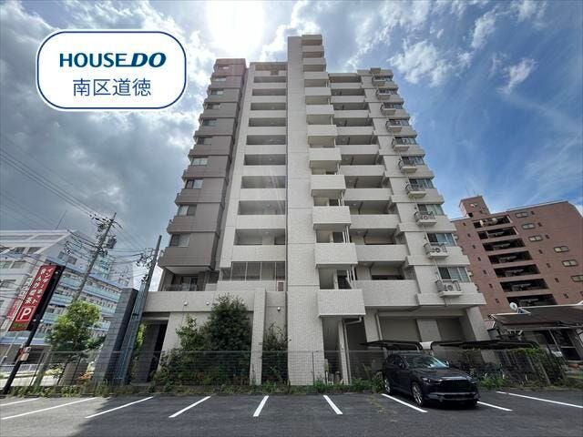 総戸数32戸。スーパー、ドラッグストア、病院など徒歩10分圏内に揃う生活に便利な住環境です。