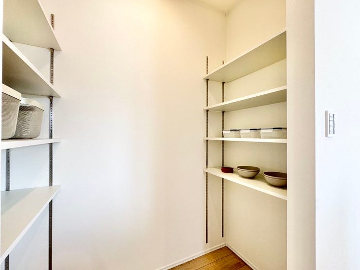 食品や日用品をたっぷり収納できる便利なパントリー付きです。