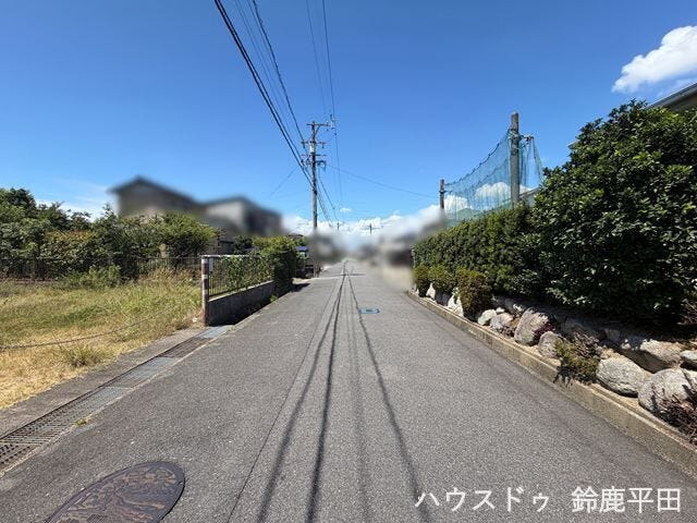 【南側約4.8m前面道路】ゆとりある道幅で車の出し入れがスムーズにできます。(2026年8月6日 撮影)