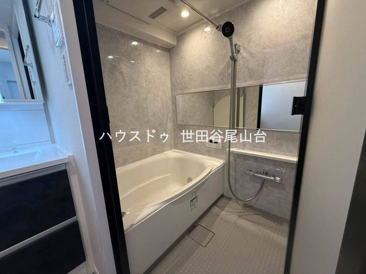 落ち着いたデザインのアクセントパネルが上質な空間を演出。ゆったりと湯船に浸かって一日の疲れを癒せる、快適で清潔感あふれるバスルームです。