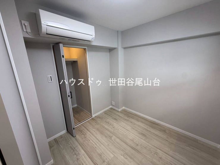 落ち着いた色合いでまとめられたこちらの洋室は、収納付きでお部屋をすっきりと保てます。エアコン設置済みのため、一年を通して快適に過ごせるプライベート空間です。