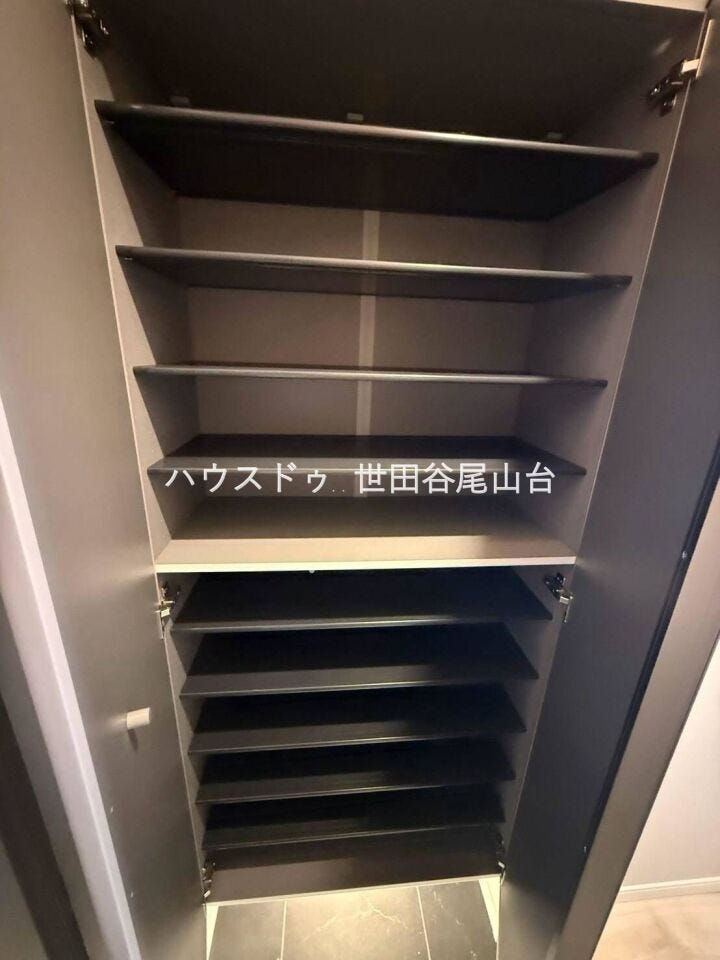 高さのあるシューズボックスを設置。シューズはもちろん、長靴やヒールも収納可能。玄関まわりを美しく保ち、来客時も気持ちよく迎えられます。
