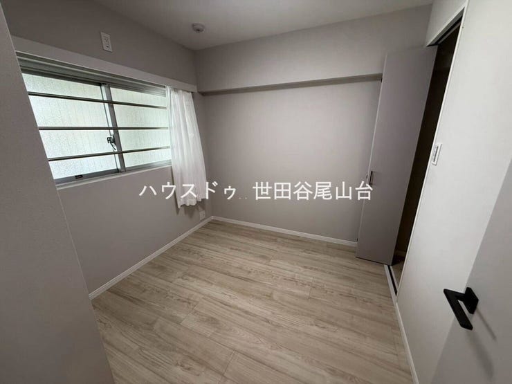 やさしい自然光が差し込む明るい洋室。クローゼット付きで収納力も確保されており、寝室や子ども部屋、ワークスペースなど幅広く活用できます。