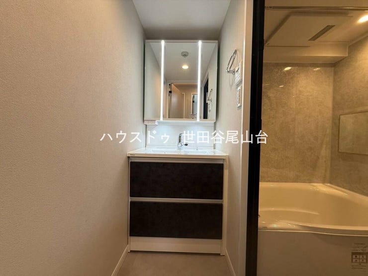 三面鏡付き洗面化粧台を採用した、清潔感あふれる洗面室。収納も充実しており、洗面用品をすっきり整理できます。浴室への動線も良く、毎日の身支度が快適です。