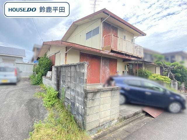 西側から撮影した外観写真です。