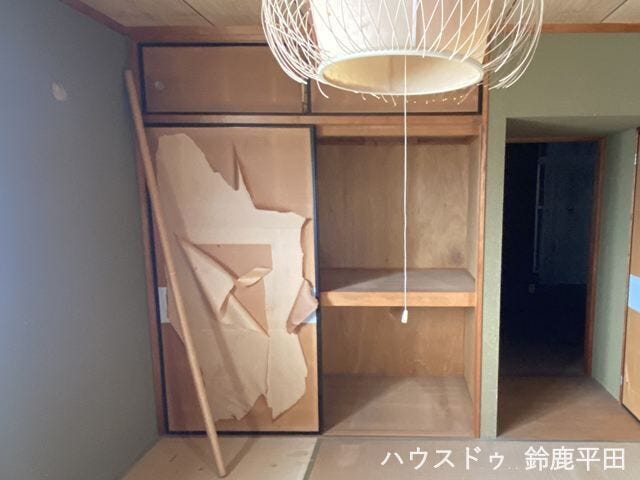 2階西側和室に設置された収納スペースです。寝具や日用品などをすっきり整理できます。