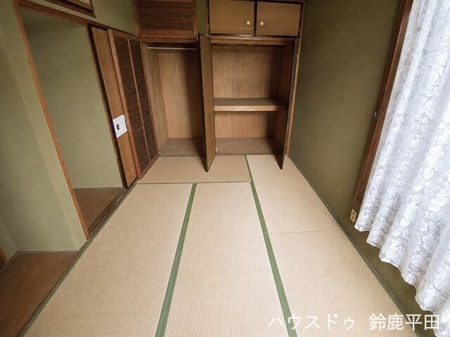 【2階東側和室】収納スペースを備えた使い勝手のいいお部屋です。窓がついているので採光や風通しがいいのも特徴です。
