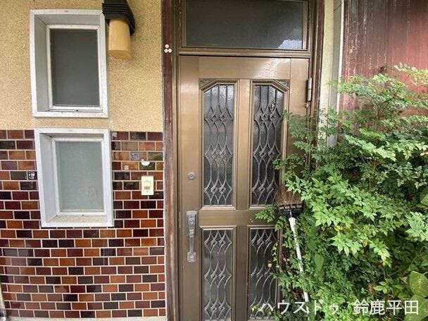 レトロなデザインでタイル調の外壁が特徴の玄関です。玄関まわりには窓がついており、採光を取り込みやすい造りになっています。