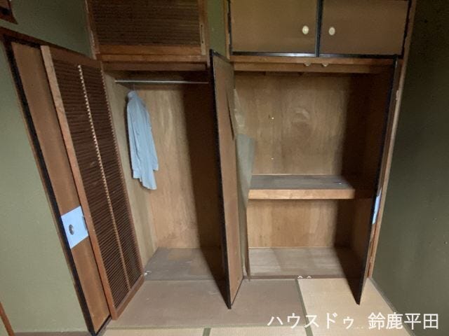 2階東側和室に設置された収納スペースです。左右でタイプが違う収納なので衣服や寝具など多様な用途で活用できます。