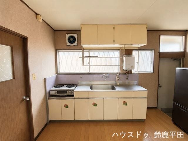 ※小物消し加工をしています
大きな窓から自然光が差し込むキッチンです。上下に収納スペースを備えているので調理器具や食器などをすっきり整理できます。
