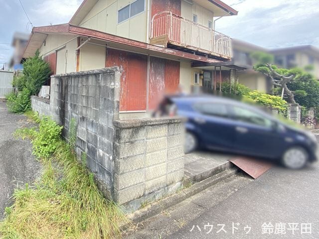 1台停められる駐車場です。隣地駐車場もございます。