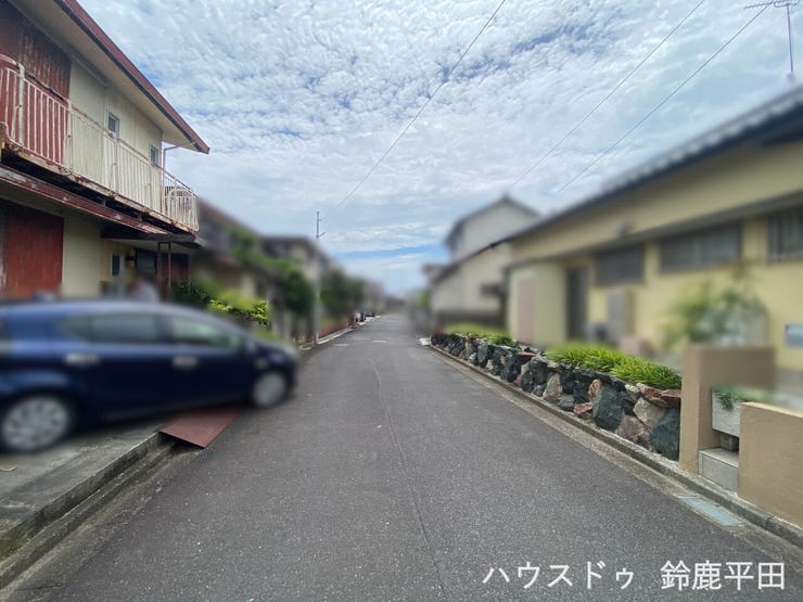 【南西側前面道路】ゆとりある広さで安心して車を走行でき、駐車もスムーズにできます。