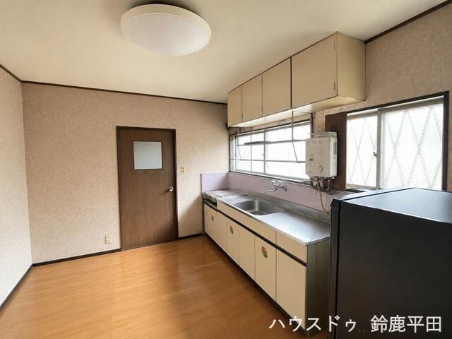 ※小物消し加工をしています
明るくゆとりのあるDKです。壁付けキッチンなのでダイニングスペースを有効活用できます。