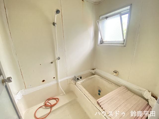 シンプルなデザインの浴室で、上部に窓がついているので換気しながら入ることができます。