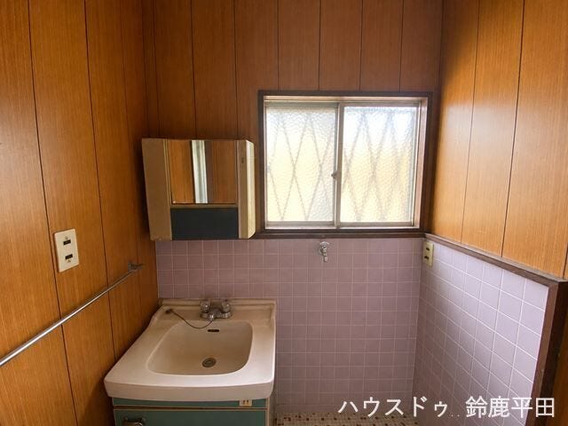 ※小物消し加工をしています
木目調の壁紙とタイルが特徴の洗面所です。窓がついていて換気もしやすく、洗濯機を置くスペースも確保されています。