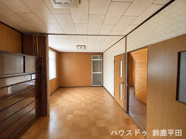 ※家具消し加工をしています
【1階東、南側洋室】真ん中の壁をなくし2部屋をつなげた広くて開放感のあるお部屋になっています。
