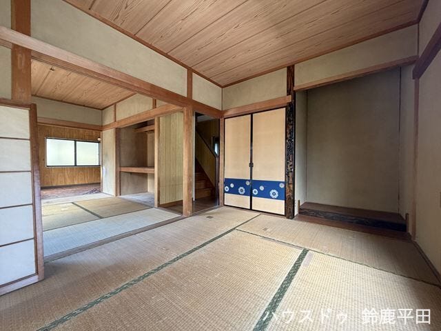 1階和室、ふすまを開け放つことで隣の部屋と一体的に使え、普段は個室として落ち着いて過ごせる和室です。