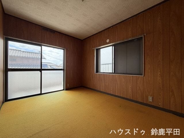 絨毯敷きで子どもの遊び場や書斎としても使いやすい和室です。