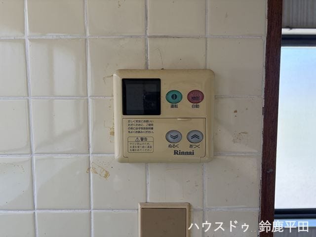 調理中でもお湯はりや追い焚き操作ができ、家事の手間を軽減できるキッチン設置のリモコンです。