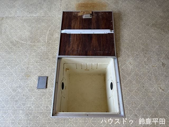 買い置きの食品や防災用品をすっきり保管でき、居住スペースの見た目を妨げずに収納量を増やせる床下収納です。