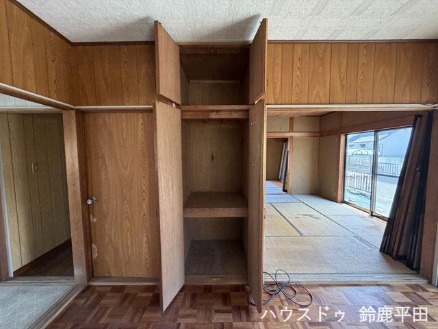 3段に分かれた棚で荷物をすっきり整理でき、衣類や日用品をたっぷりしまえる大容量の収納スペースです。