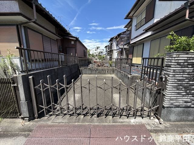 防犯性を高めながら愛車を守り、子どもの飛び出し防止やプライバシー保護にも役立つゲート付きの駐車スペースです。