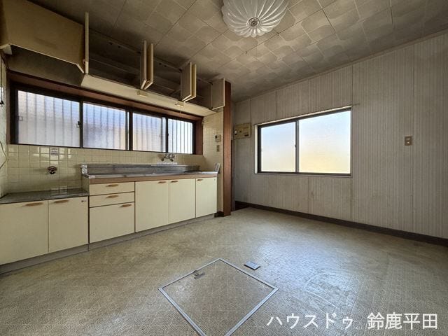 調理、食事と生活のエリアを分けた、使い勝手の良いDKです。