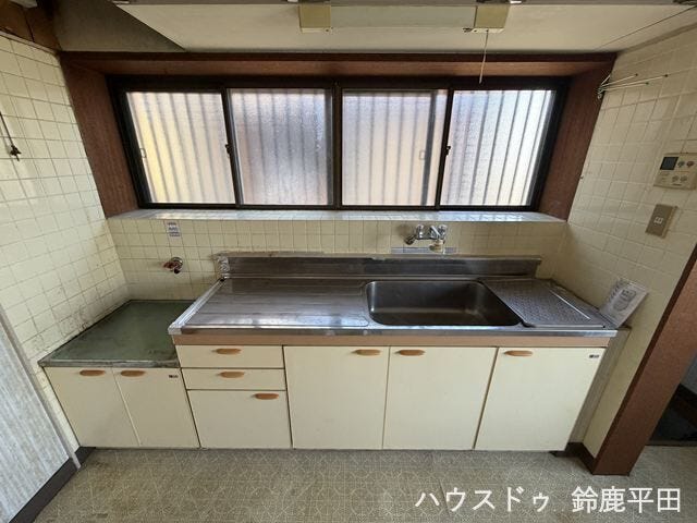 窓から自然な光がたっぷり差し込む明るい空間で、毎日の調理や後片付けも心地よくこなせるキッチンです。